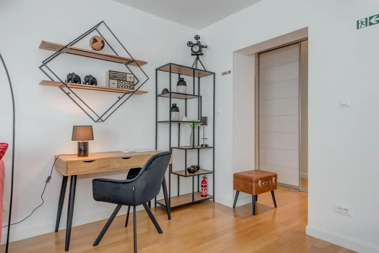 Paparazzi Apartment Σπλιτ