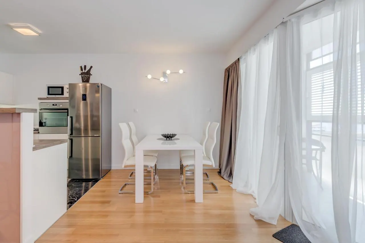 Paparazzi Apartment Σπλιτ