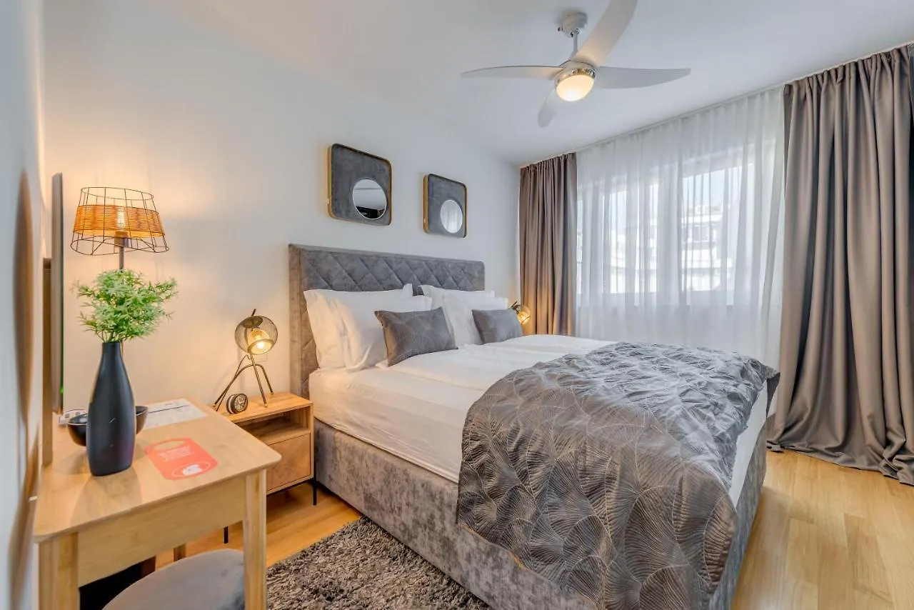 Paparazzi Apartment Σπλιτ